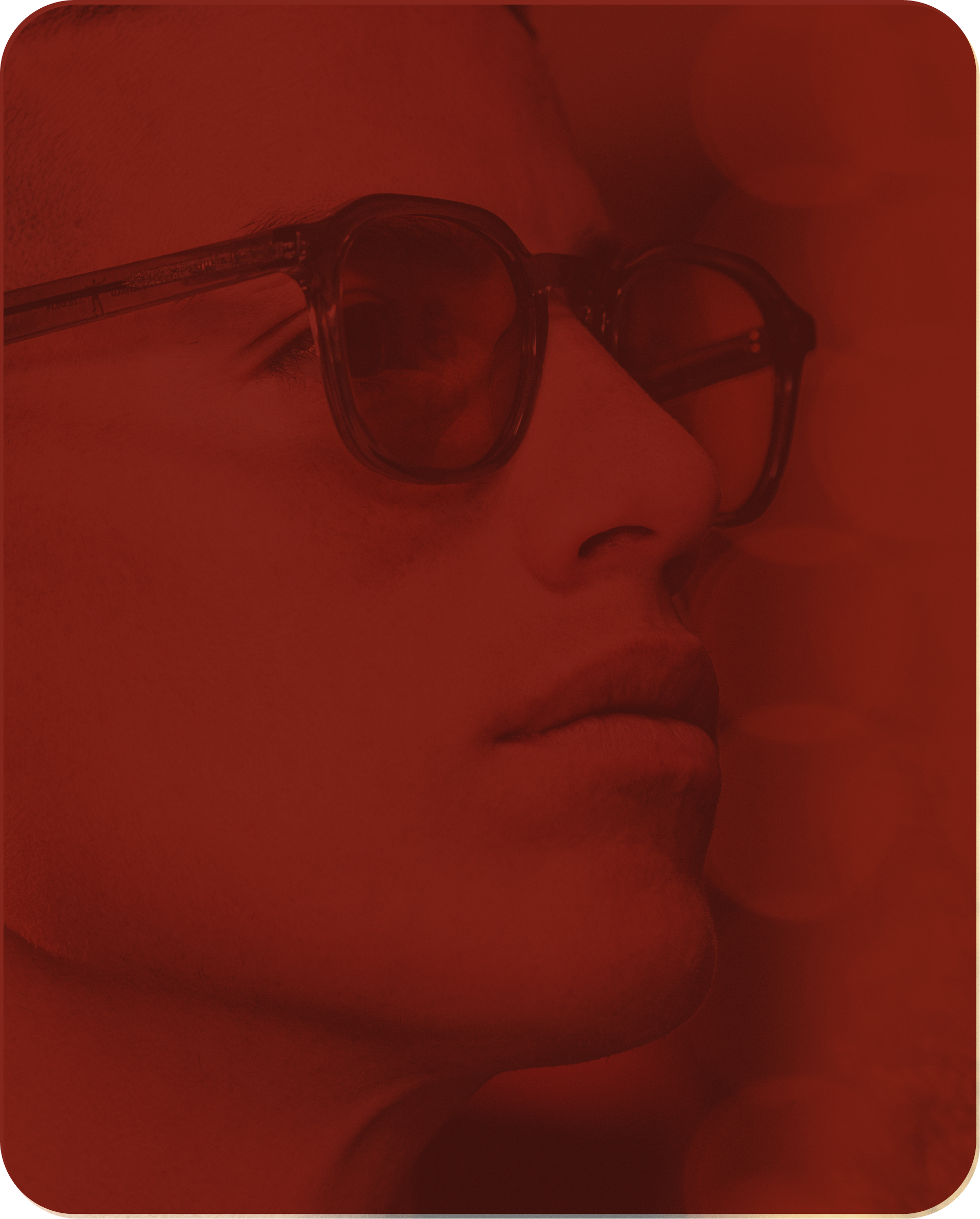 James con las gafas Sajú x JR10