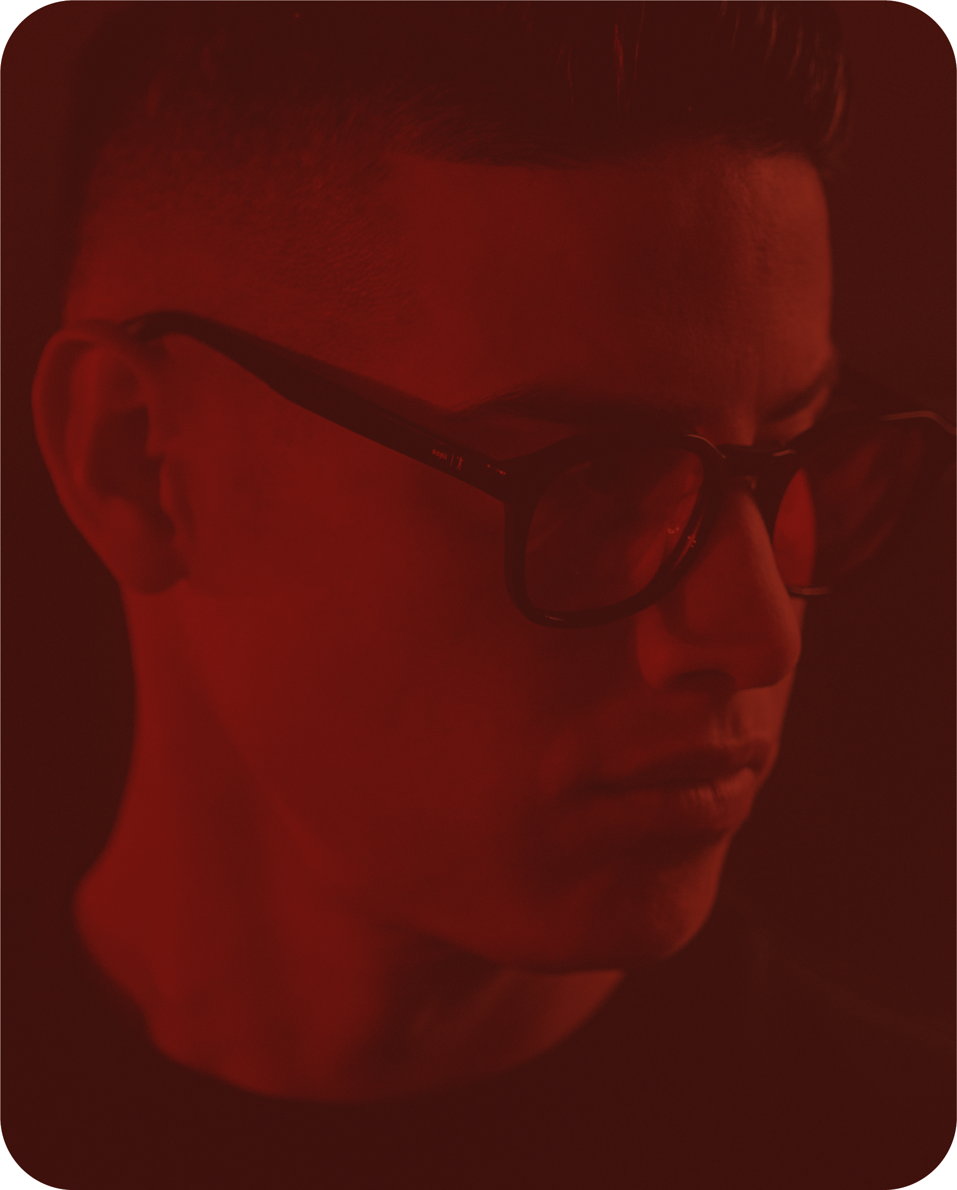 James con las gafas Sajú x JR10